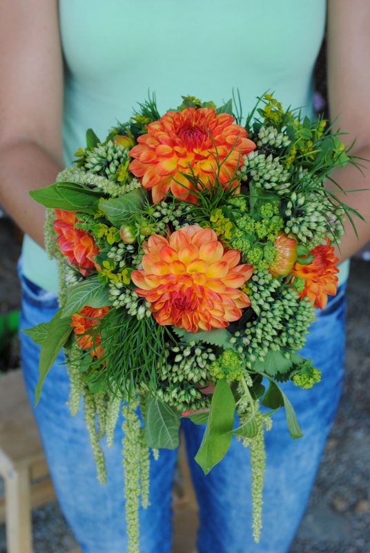 Bukiet ślubny z kwiatów ogrodowych.