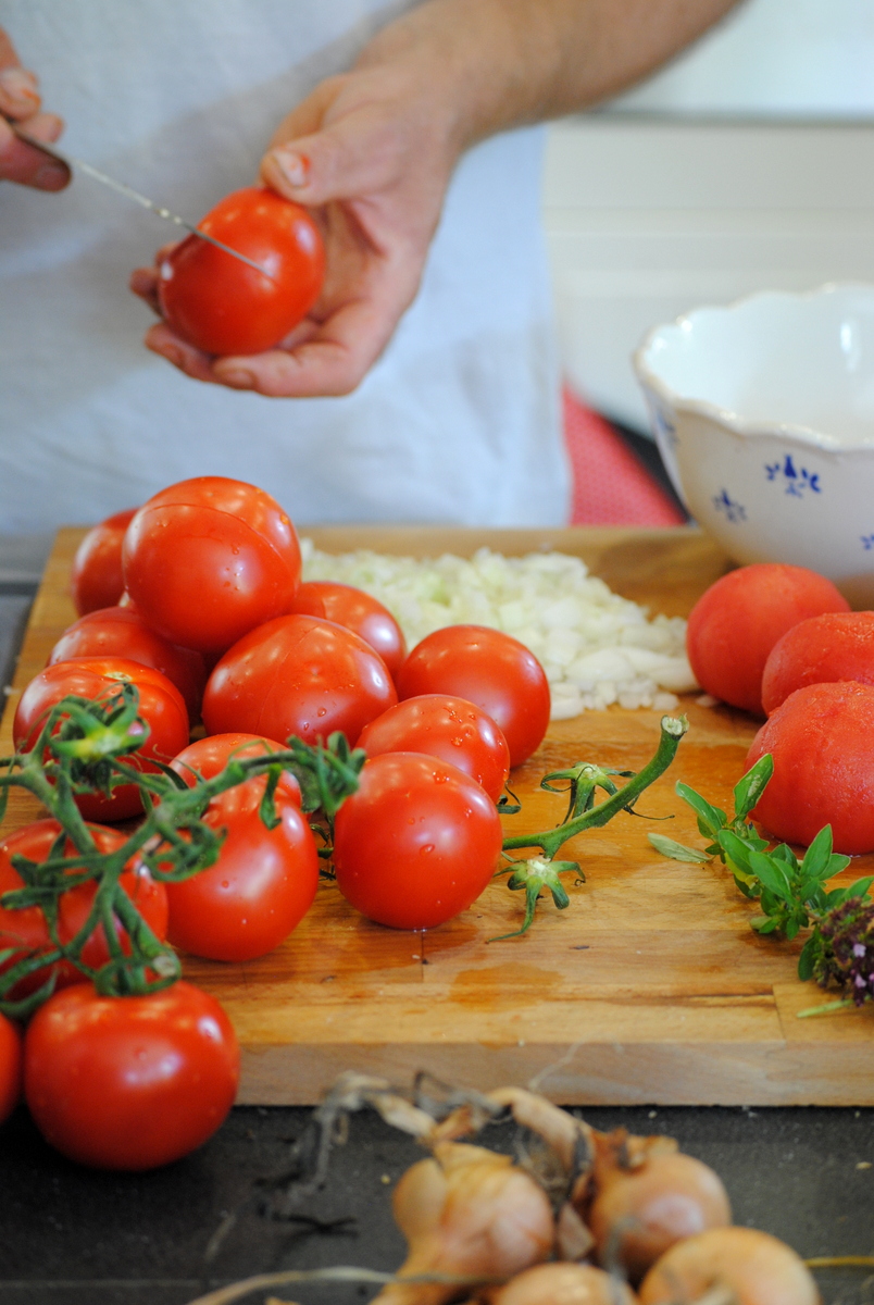 Wykonanie sosu pomidorowego do pizzy, makaronów oraz zupy.Fot. K Bellingham