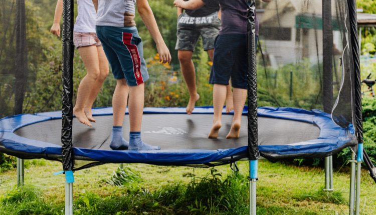 Trampoliny ogrodowe – efekty zdrowotne skakania na trampolinie