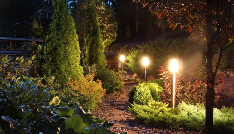 Dlaczego przy projektowaniu ogrodu warto wziąć pod uwagę dobrej jakości lampy ogrodowe?