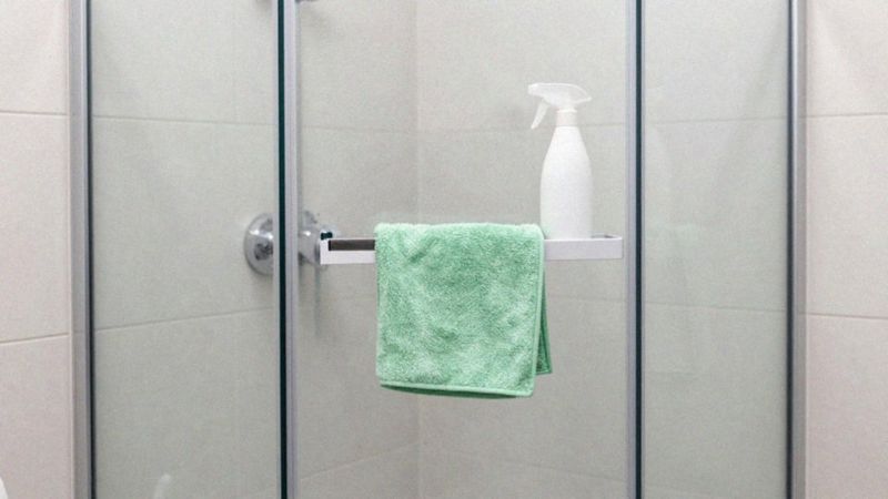 Jak czyścić szybę prysznicową walk-in 100 z powłoką EasyClean?