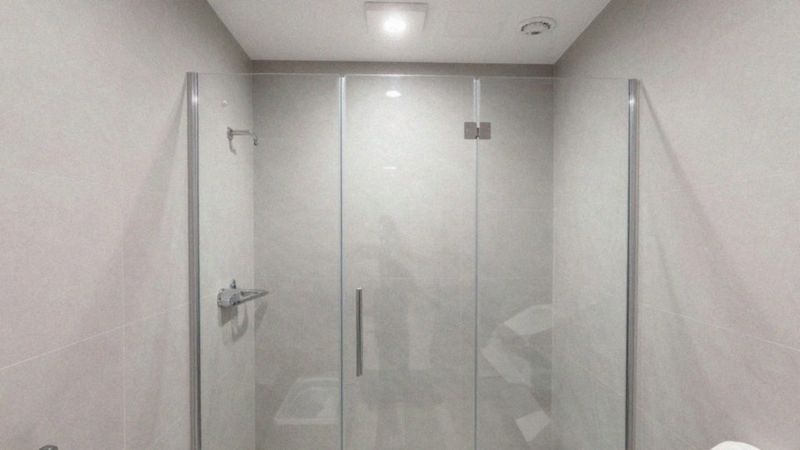 Kiedy stosować zasilanie 12 V nad prysznicem?