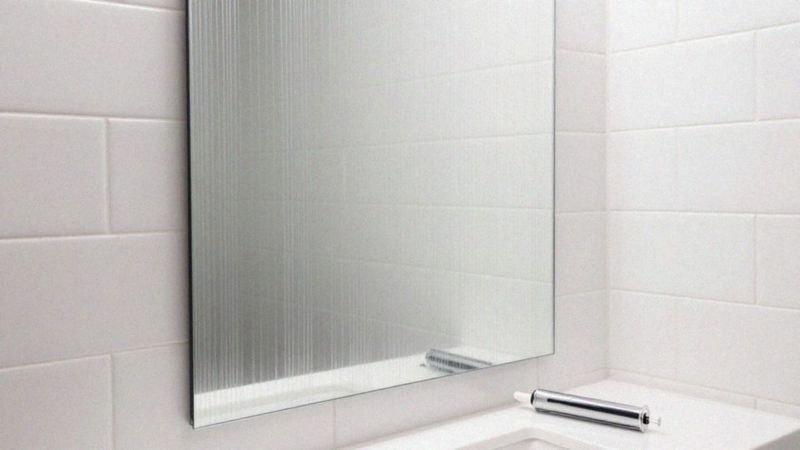 Jak prawidłowo nakładać klej na lustro?