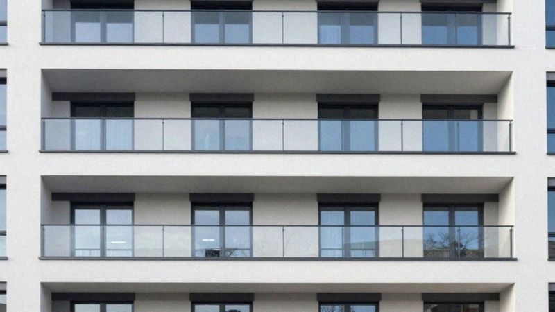 Czy okna dzielone w poziomie zastępują balustradę?