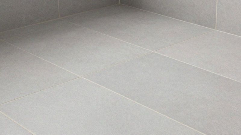 Fuga cementowa czy epoksydowa dla płytek 60x60?