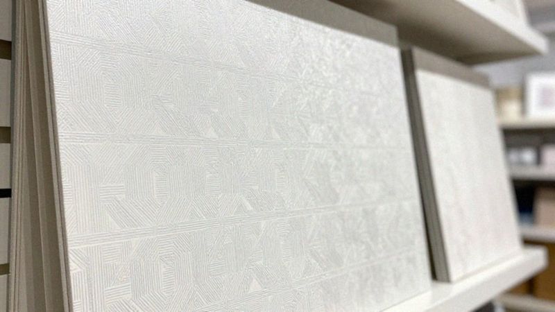 Jak wybrać wzór i materiał tapety srebrno-białej?