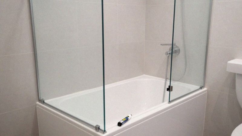 Jak prawidłowo zamontować parawan przy wannie z prysznicem?