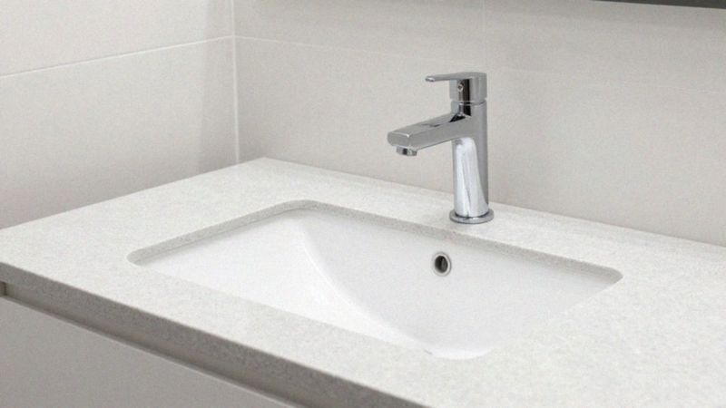 Z jakich materiałów są umywalki podwieszane pod blat?