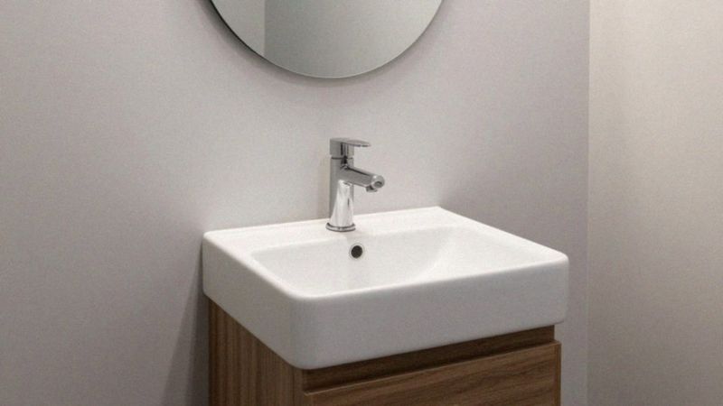 Jakie zalety ma umywalka o szerokości 35 cm?