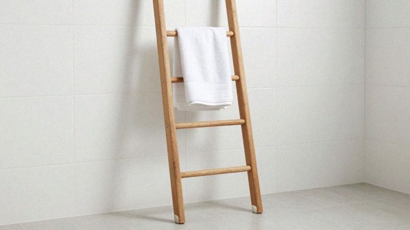 Jak przymocować drabinkę na ręczniki bezpiecznie?