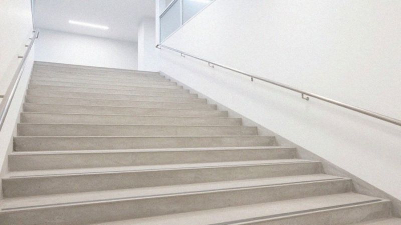 Jakie natężenie oświetlenia klatki schodowej?