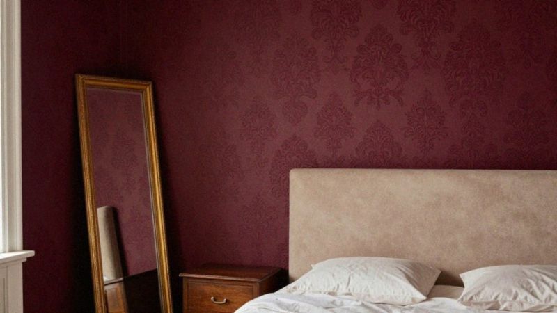 Gdzie sprawdzi się bordowa tapeta ścienna?