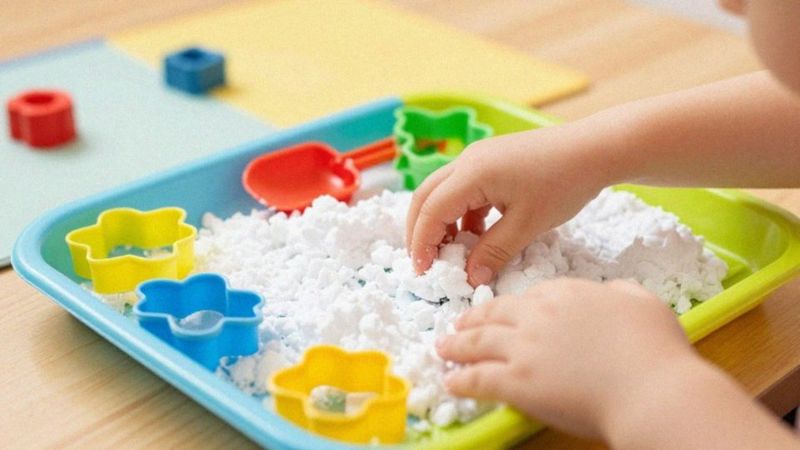 Jak wykorzystać śnieg do zabaw sensorycznych i lepienia?