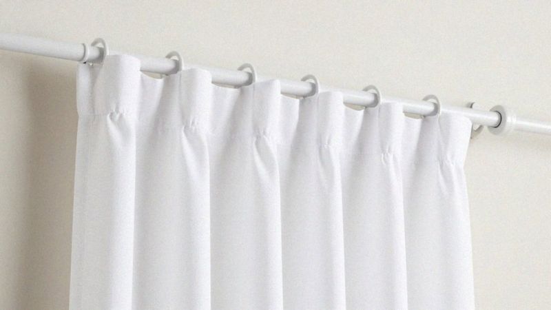 Jak zamontować i rozmieścić haczyki na karniszu?