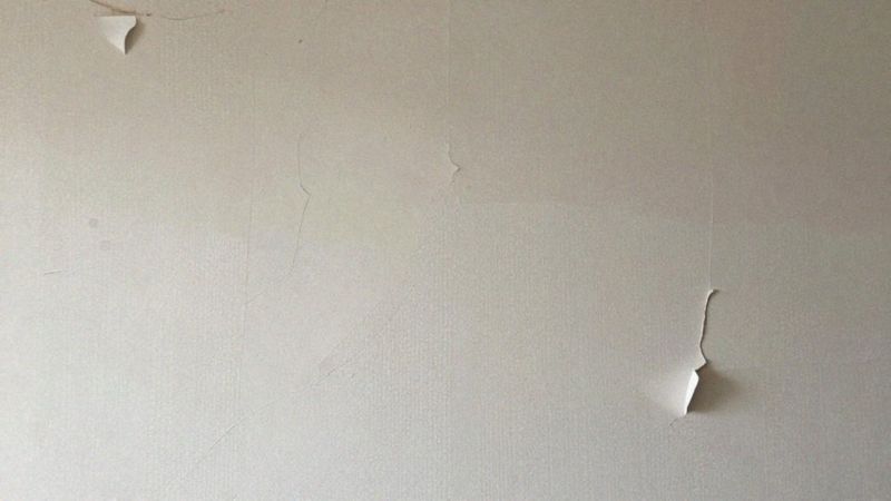Jakie ryzyka wiążą się z kładzeniem gładzi na tapetę?