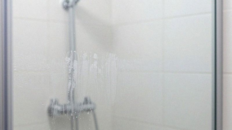 Co powoduje kamień w kabinie prysznicowej?