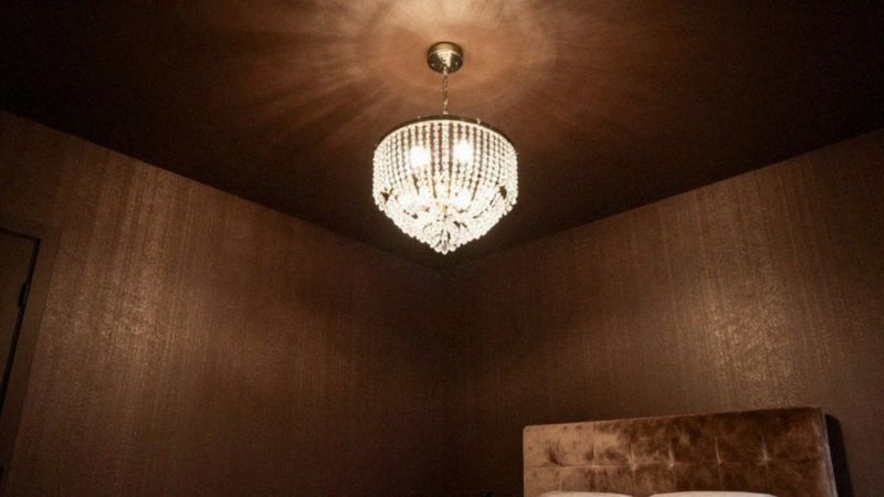 Czy ciemny sufit pasuje do brązowej sypialni glamour?