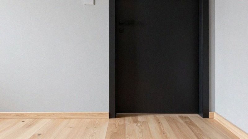 Kiedy stosować kontrast między drzwiami a drewnianą podłogą?
