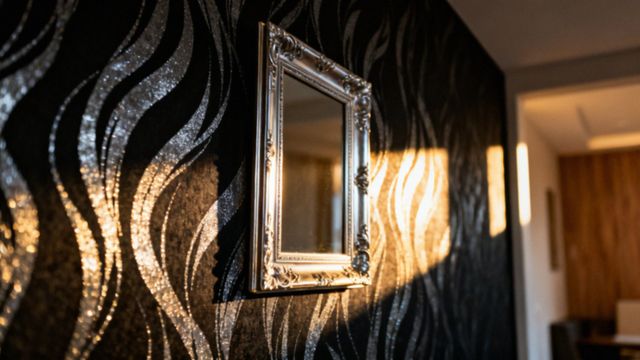 Czarna tapeta glamour — jak stylowo ją łączyć i dbać o nią?