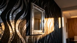 Czarna tapeta glamour — jak stylowo ją łączyć i dbać o nią?