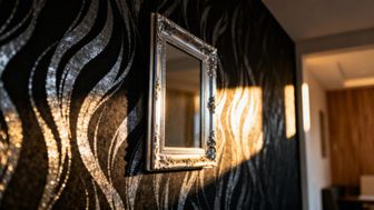 Czarna tapeta glamour — jak stylowo ją łączyć i dbać o nią?