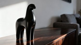 Czarne figurki do salonu — jak odświeżyć wystrój wnętrza?