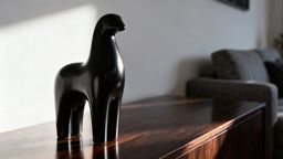 Czarne figurki do salonu — jak odświeżyć wystrój wnętrza?