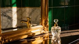 Dodatki glamour do łazienki — jak odmienić wnętrze w elegancki sposób?