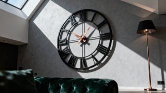 Duży zegar dekoracyjny — jak wybrać idealny do wnętrza?