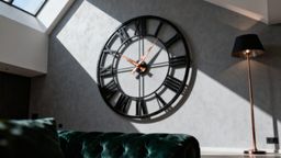 Duży zegar dekoracyjny — jak wybrać idealny do wnętrza?