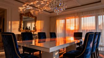 Jadalnia glamour — jak stworzyć elegancką aranżację pełną blasku?
