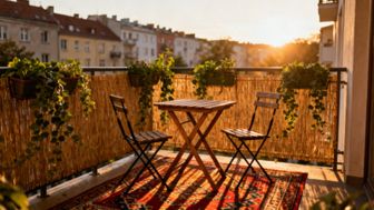 Jak urządzić balkon w bloku? Praktyczne porady i inspiracje