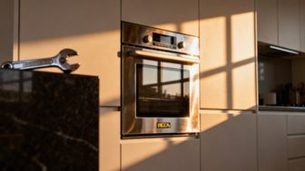 Jak zamontować piekarnik w szafce IKEA? Praktyczny przewodnik krok po kroku