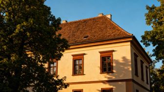 Jaki kolor elewacji do brązowego dachu i brązowych okien? Praktyczne porady