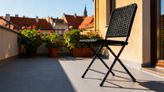 Krzesełka na mały balkon — jak je wybrać i zagospodarować przestrzeń?