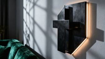 Nowoczesne ozdoby na ścianę — jak odmienić wnętrze i stworzyć unikalną kompozycję?