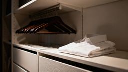Szafy IKEA PAX — opinie użytkowników i porównanie z meblami na wymiar