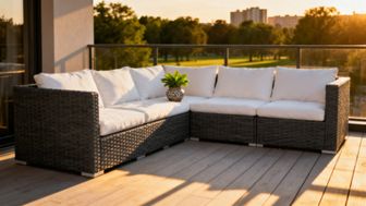 Zestaw ogrodowy na balkon — jak wybrać idealne meble do relaksu?
