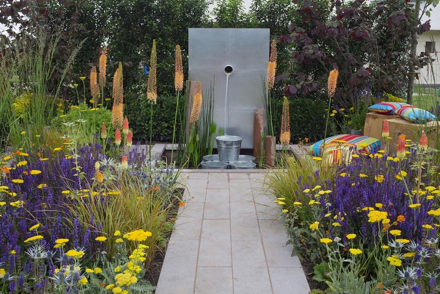 Fantastyczna propozycja Charlie Bloom na mały ogródek pełen letnich barw. „Kolory w Kontraście” zostały odznaczone srebrnym medalem w kategorii Metamorfozy.