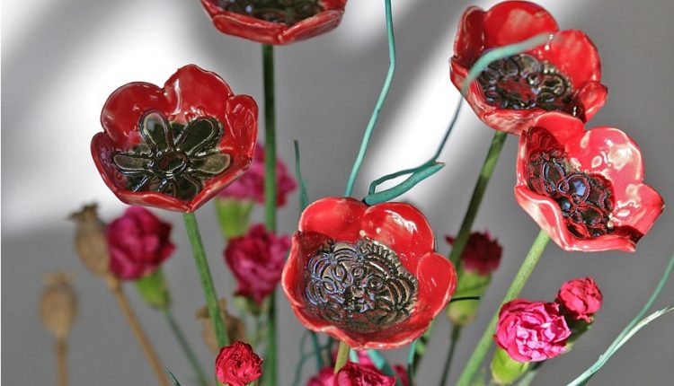 Ceramiczne kwiaty – drobiazgi do domu i ogrodu