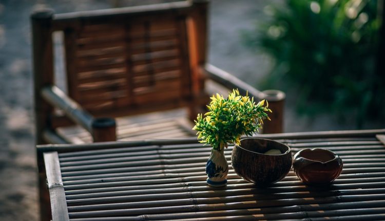 Wybór stołu ogrodowego – na jakie cechy mebla warto zwrócić uwagę?