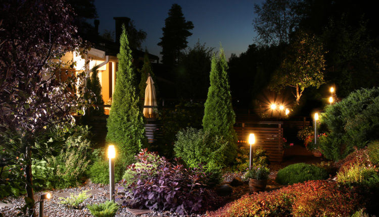 Jak wybrać słupki oświetleniowe do ogrodu?